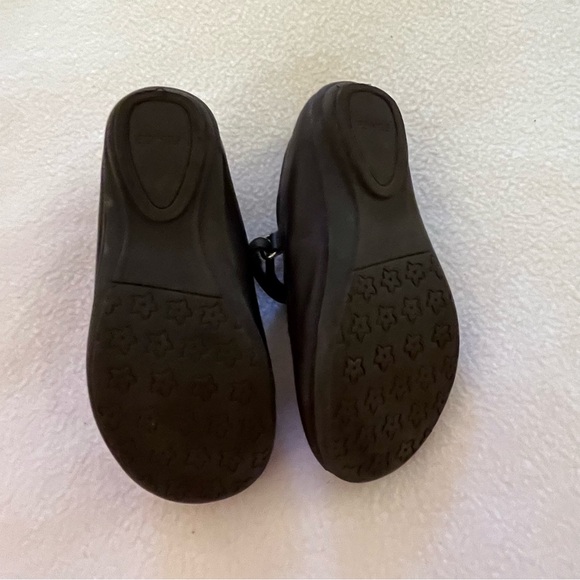 TCP Brown Eyelet Trimmed Uniform Maryjanes - Picture 5 of 6